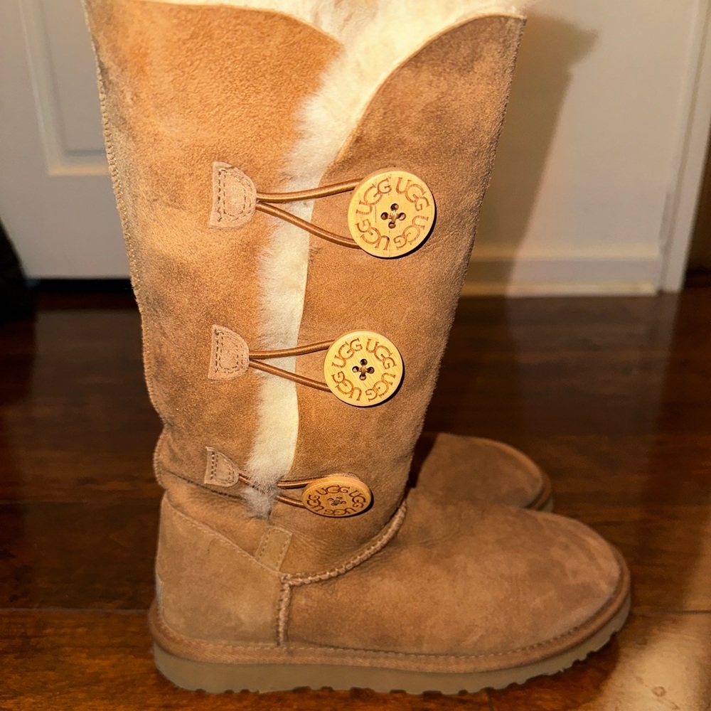 UGG Bailey Button Triplet II size 6